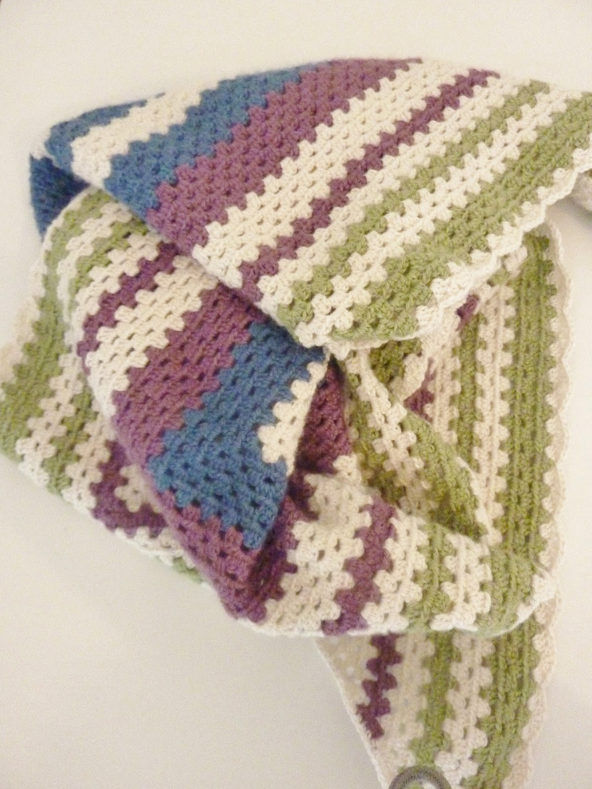 le Crochet de Pandore Châle Half Granny Square