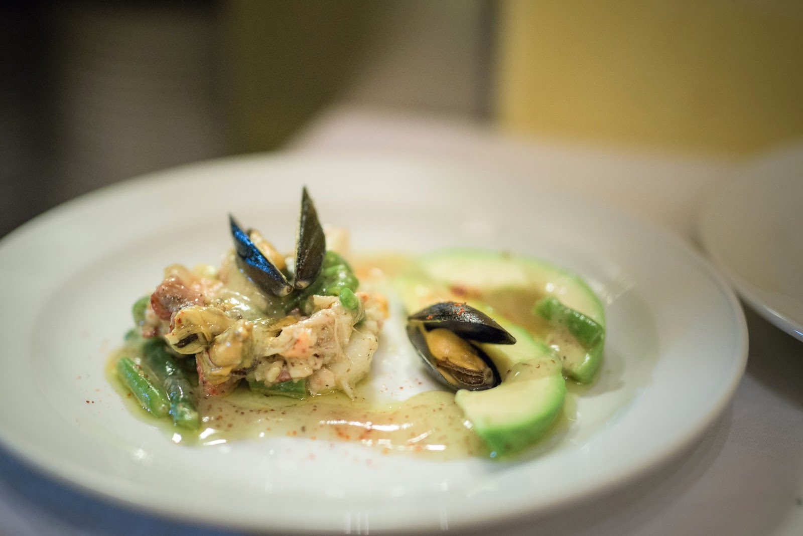 Meeresfrüchtesalat mit Avocado und Kräutervinaigrette | Salade de fruits de mer, avocat et vinaigrette | Mit einem Dankeschön für das Foto an Manuel Debus Fotografie, Wiesbaden | Arthurs Tochter Kocht by Astrid Paul