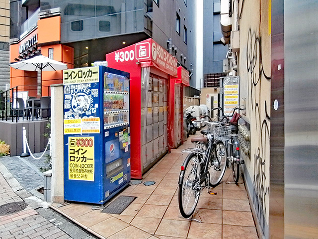 新宿歌舞伎町のテナントビル外のフジコインロッカー