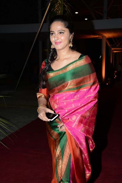 Glamorous Actress Anushka Shetty Images In Saree 9