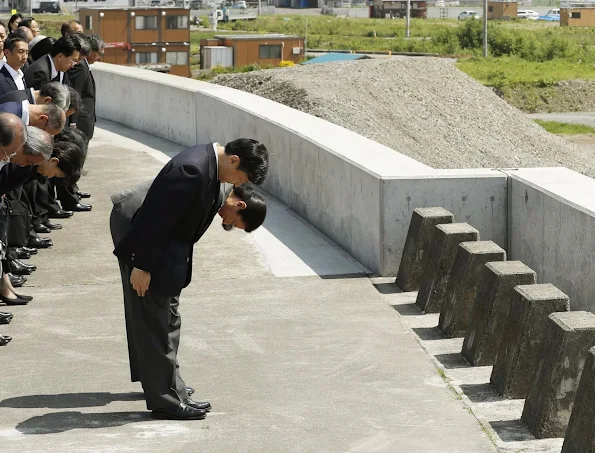 Crown Prince Naruhito and Crown Princess Masako visited Miyako City for tsunami disaster