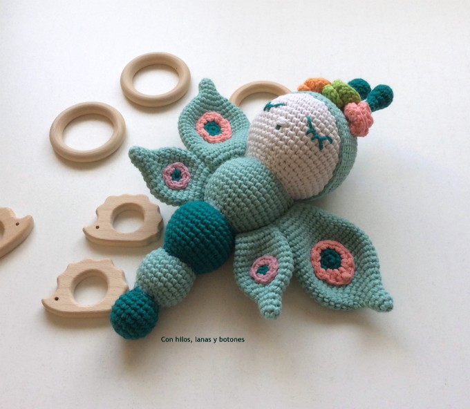 Con hilos, lanas y botones: Leti mariposa amigurumi (patrón Cucapuntoes)