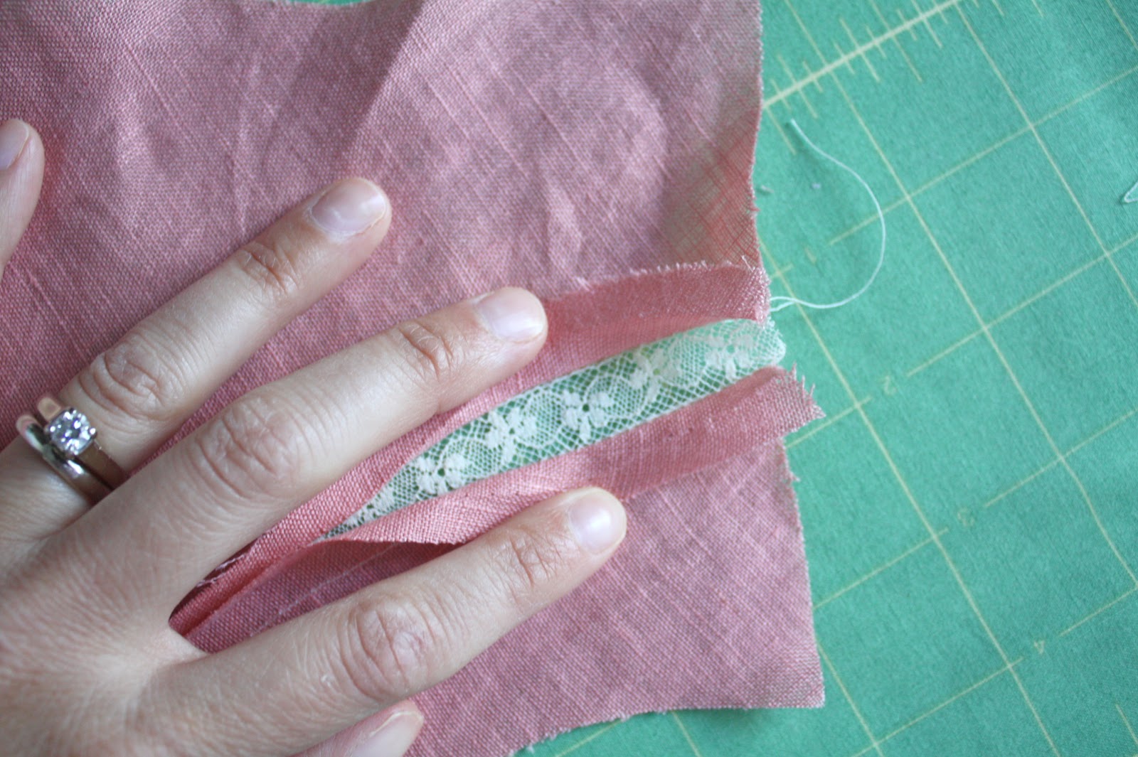 Nicole at Home Tutorial Insertion lace on a curved seam