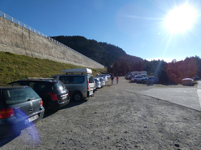 Le parking est déjà presque plein...
