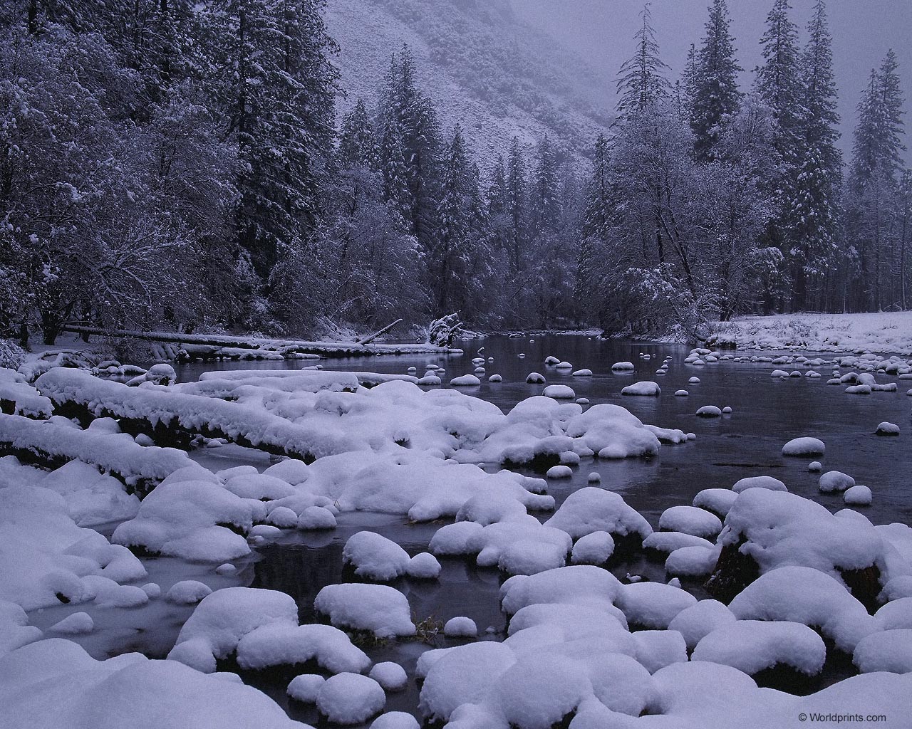 Говорящие сугробы. Река камни зима. Камни в снегу. Зимний пейзаж на Камне. Зимний ручей.