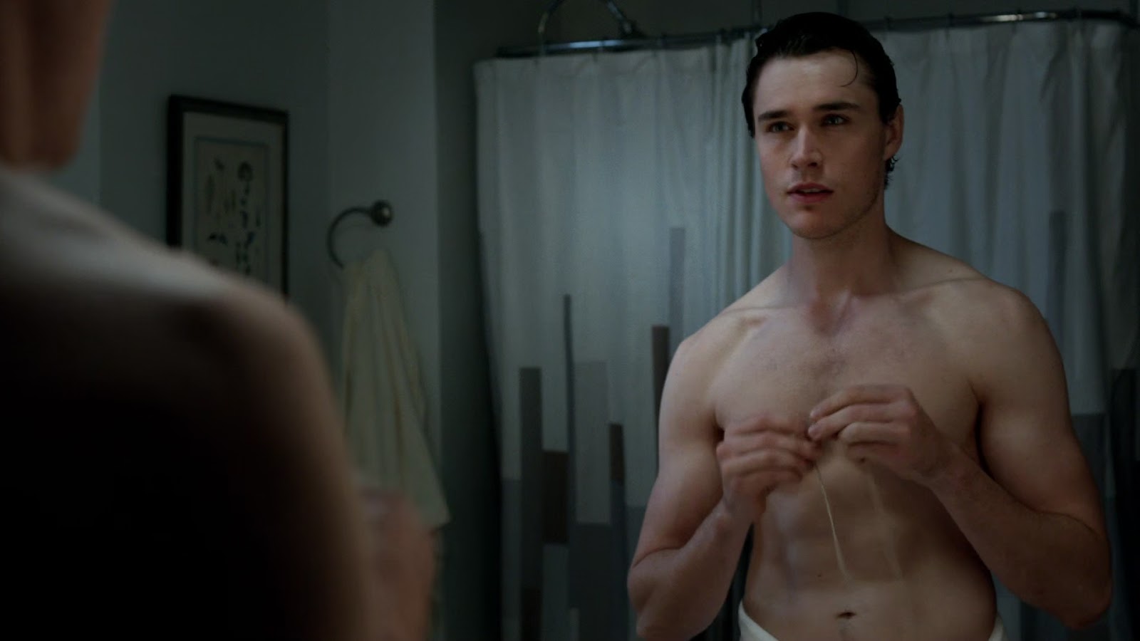 Sam Underwood shirtless in The Following 2-01 "Resurrection" .