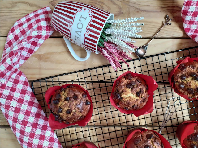 Receta de muffins de plátano y pepitas de chocolate. Desayuno, merienda, postre. Fruta de temporada. Sencillos, ricos, jugosos, tiernos, húmedos, esponjosos, caseros. Cuca