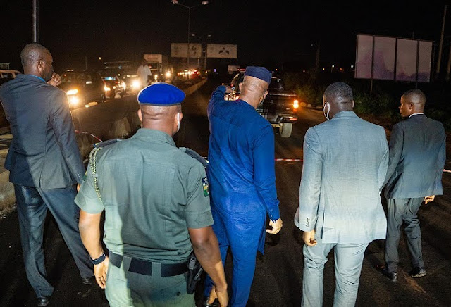 Mixed Reactions As Gov Abiodun Comes Down From His Vehicle at Night, Joins Traffic Wardens to Control Traffic