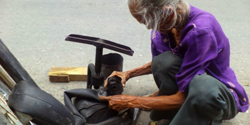 Suami Wafat 3 Tahun, Nenek 73 Tahun Ini Tegar Jalani Hidup Sebagai Tukang Tambal Ban Suami Wafat 3 Tahun, Nenek 73 Tahun Ini Tegar Jalani Hidup Sebagai Tukang Tambal Ban