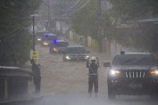 Tinjau Langsung, Presiden Joko Widodo Terobos Banjir Saat Tiba di Kalimantan