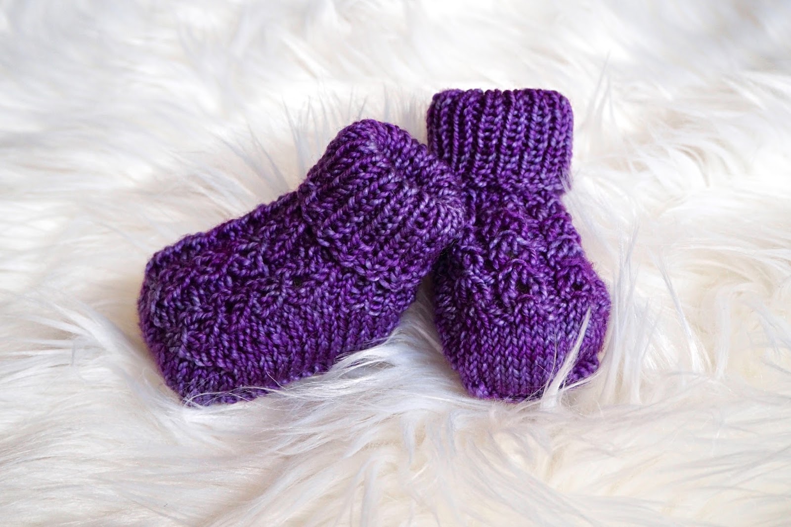 Kostenlose Anleitung für gestrickte Babyschuhe aus Sockenwolle