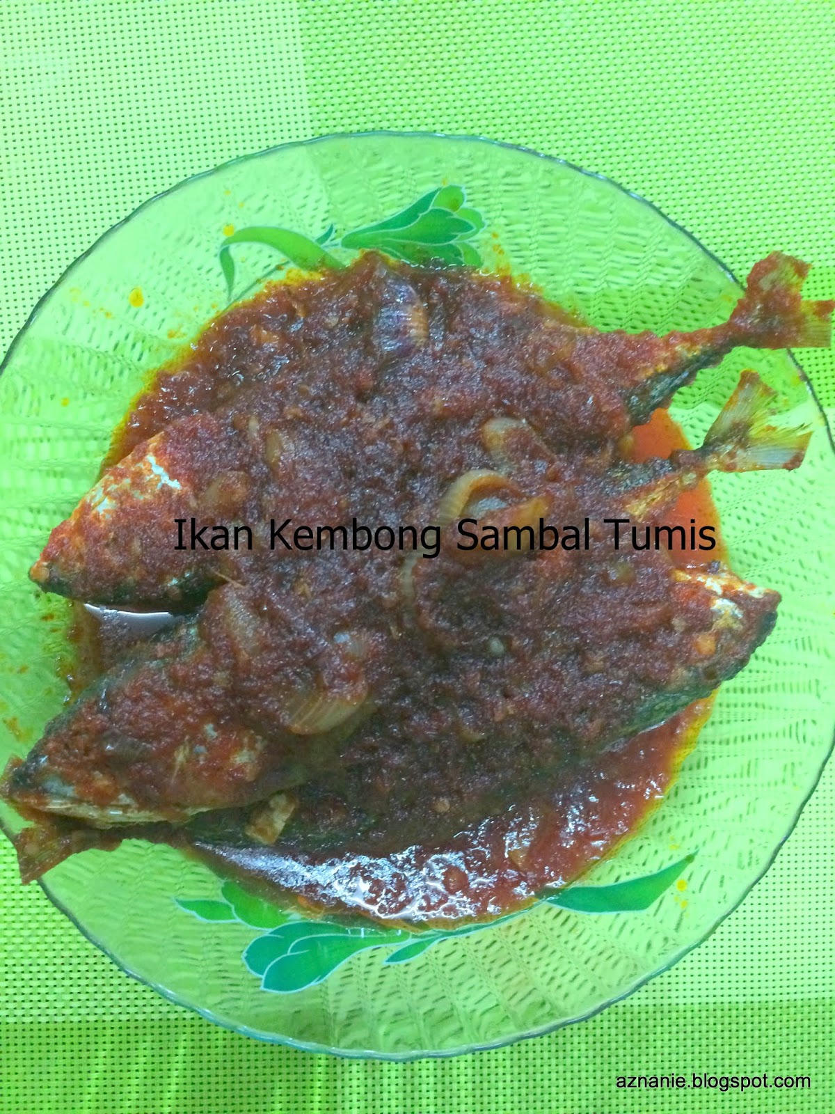 Ikan Benggol Masakan Ummi disajikan dengan nasi putih yang hangat