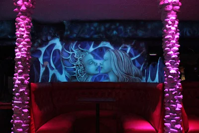 Malowanie ściany w klubie farbami fluorescencyjnymi, mural UV, black light mural, aranżacja ściany