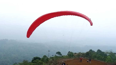 Disparbud Jabar Kembangkan Paralayang di Gunung Karamat Cisolok Sukabumi
