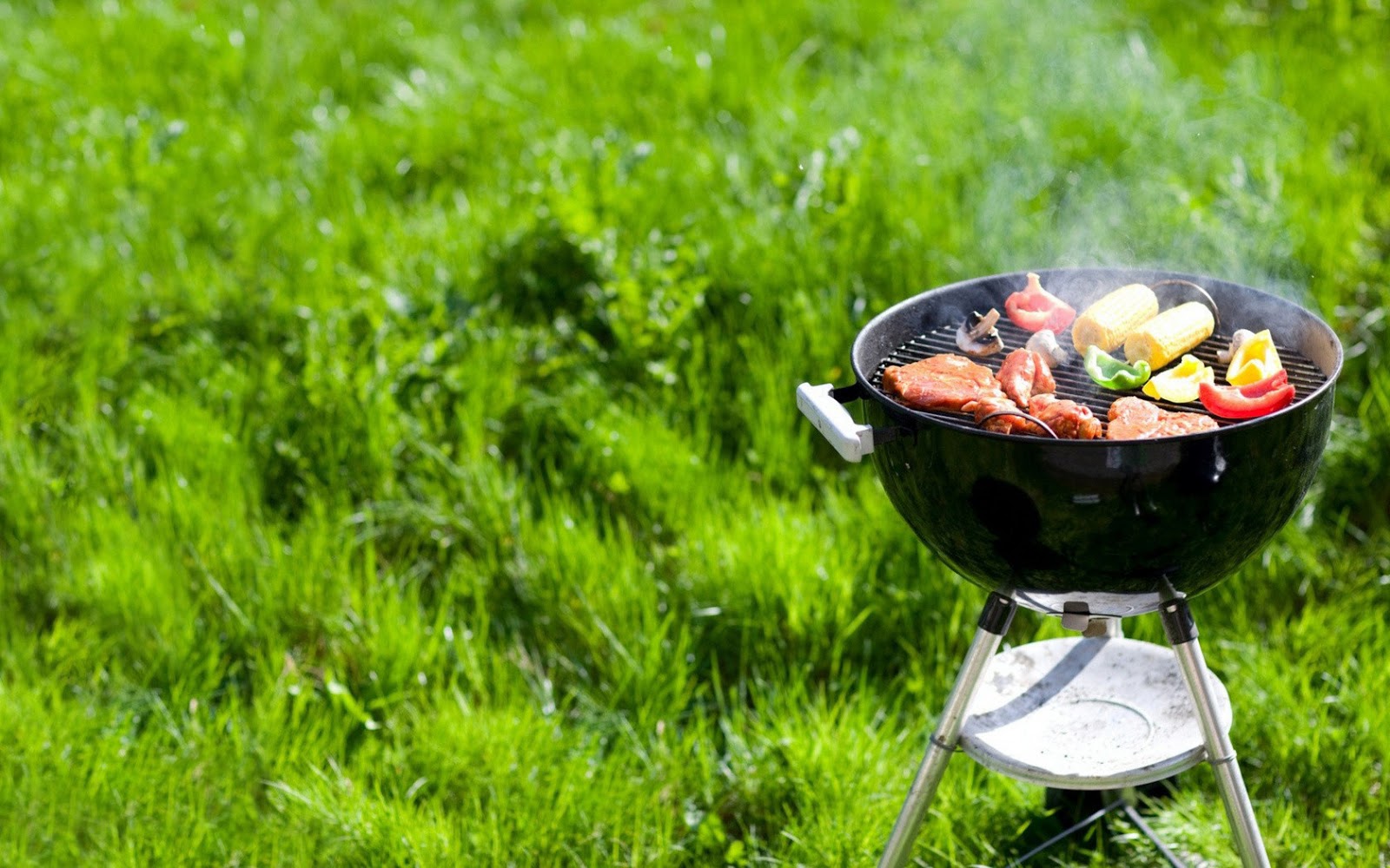 grill, grilowanie, majówka, tapety, zdjecia, na trawniku, czas na grilla