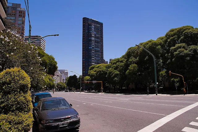 .Avda.Libertador a pleno sol sin tránsito.