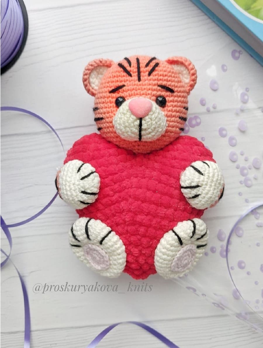 Crochet tiger with a heart