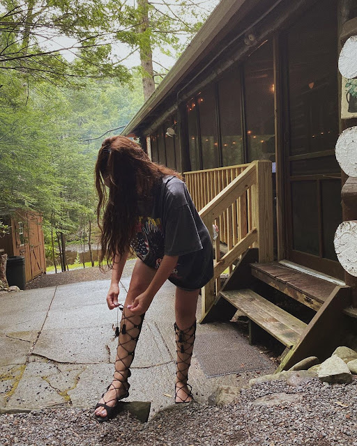 احدث صور المطربة قمر بالمايوه الاسود ، صور جلسة تصوير المطربة قمر على انستقرام