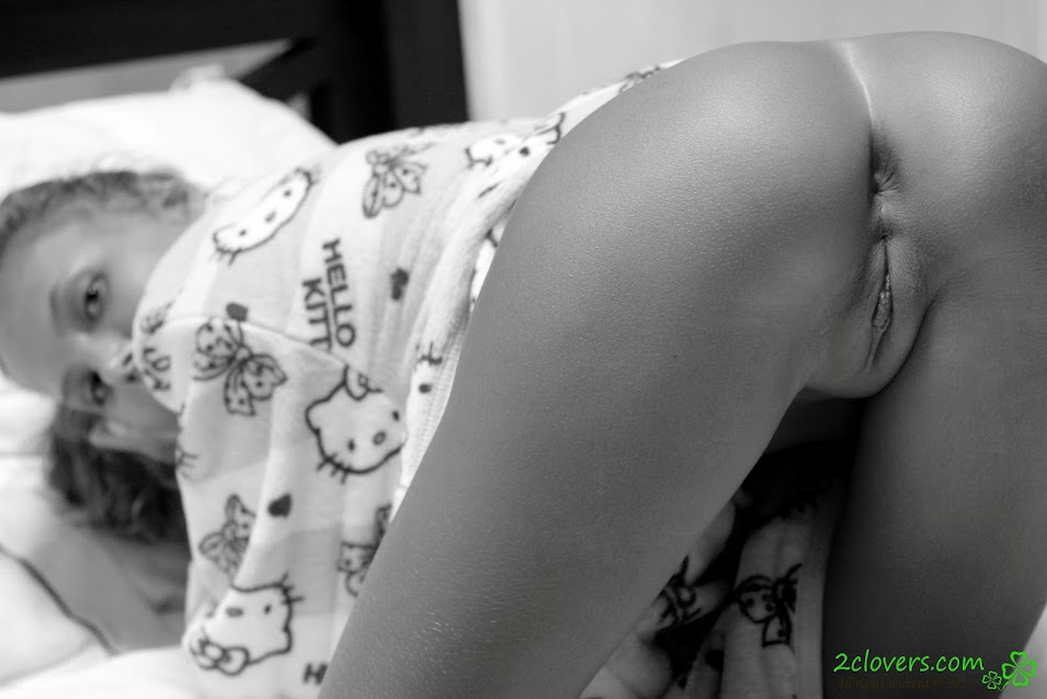 1498016972_img_9774 [2Clovers.Com] Clover - Black On White