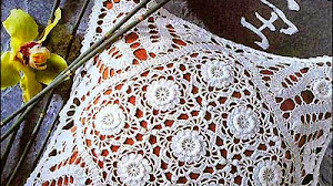 Almohadón romántico tejido con ganchillo
