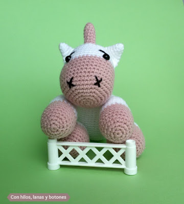 Con hilos, lanas y botones: unicornio amigurumi rosa