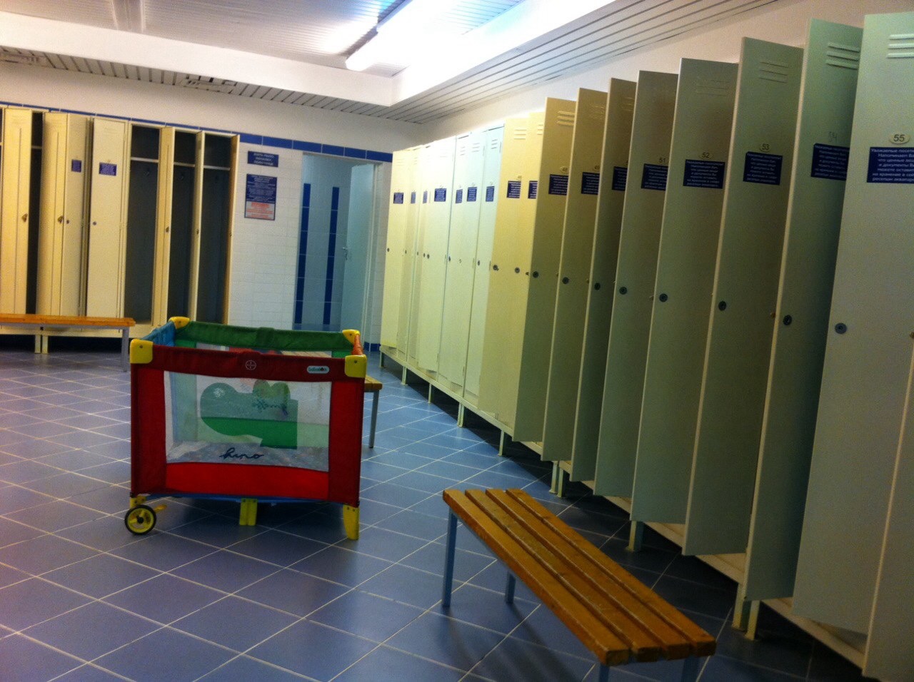 В раздевалке аквапарка