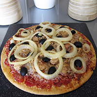 http://recetasoriginalesblog.blogspot.com.es/2016/11/pizza-atun-cebolla-aceitunas-truco-base-precocinada-crujiente.html