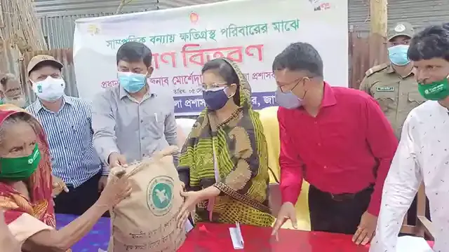 ইসলামপুরে প্রধানমন্ত্রীর সহায়তা পেল বন্যার্তরা