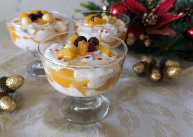 Copa de yogur stracciatella, melocotón y galleta