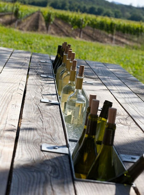 mesa con enfriador de botellas