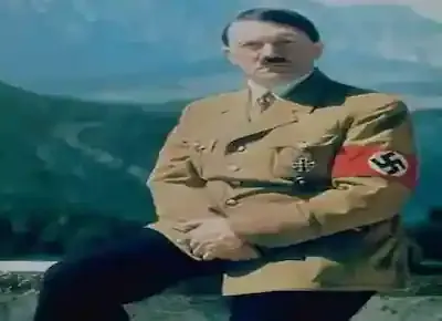 المستشار الألماني الفوهررأدولف هتلر يرتدي بدلته العسكرية