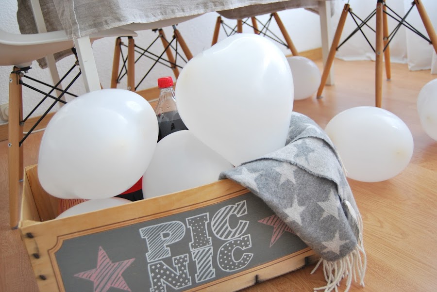 mesa de cumple en gris y blanco