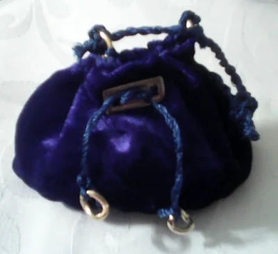 miniatura geanta din catifea, cu o catarama aurie si toarte din snur matasos