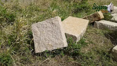 Pedra folheta para escada de pedra sendo folheta de pedra granito com tamanho 50x100 cm com 18 cm de espessura e no tamanho 50x50 também com 18 cm de espessura.