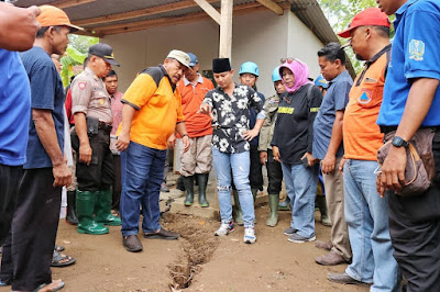 Tinjau Tanah Gerak di Desa Melis, Bupati Nur Arifin Minta Segera Ada Langkah Antisipasi