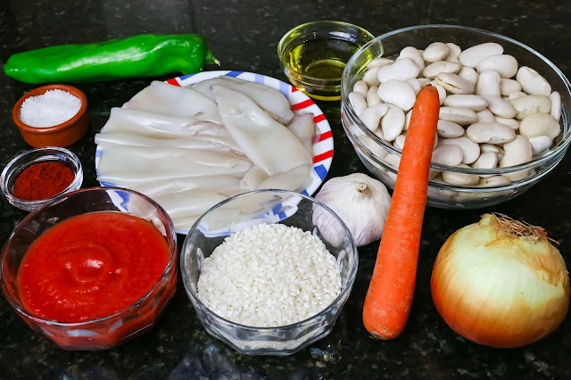 Imagen de ingredientes de alubias con calamares y arroz