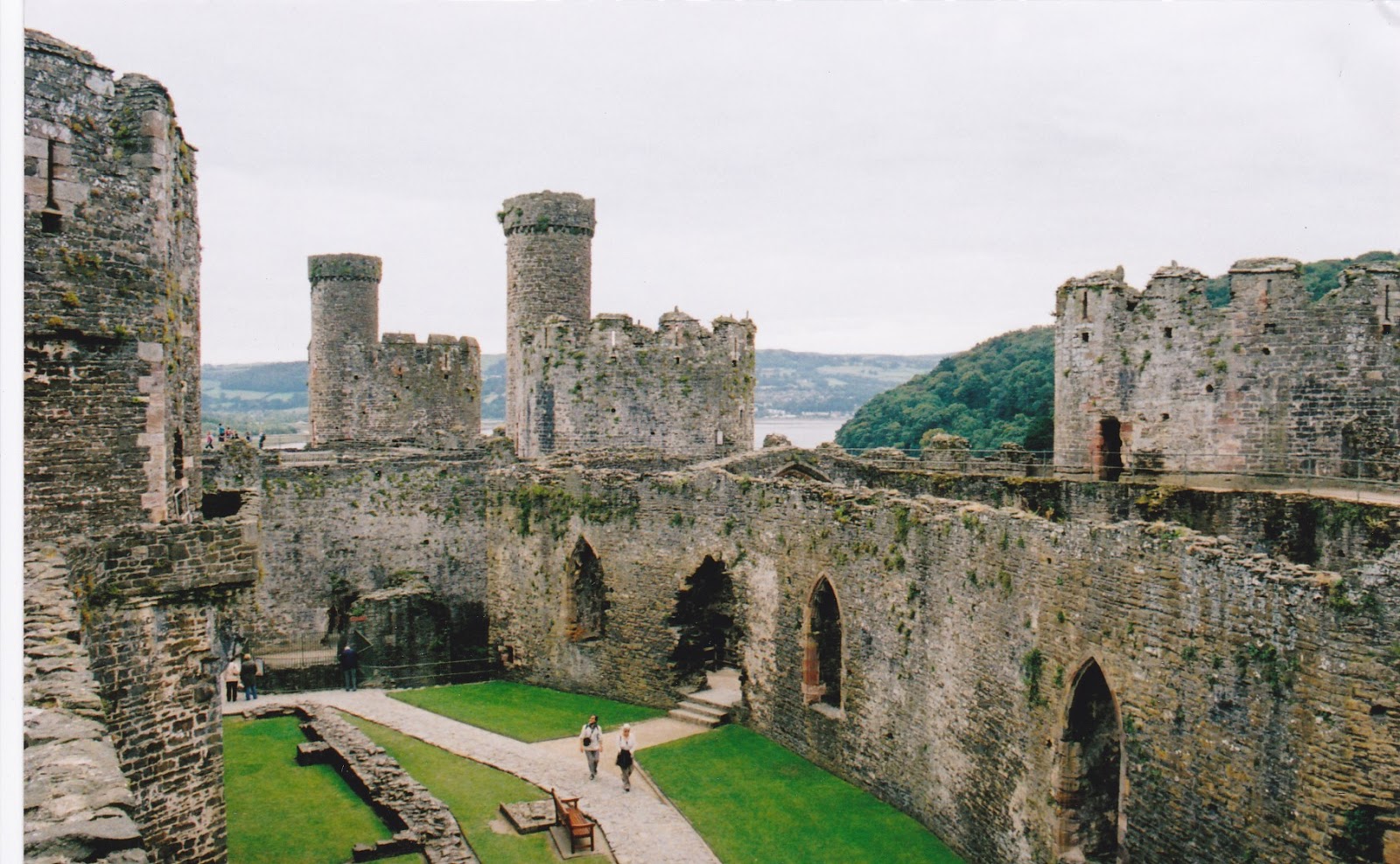 Замок конви внутри. 5) conwy castle. Замок конви шотландия. Большой зал а конви замке. Conwy castle интересные факты.