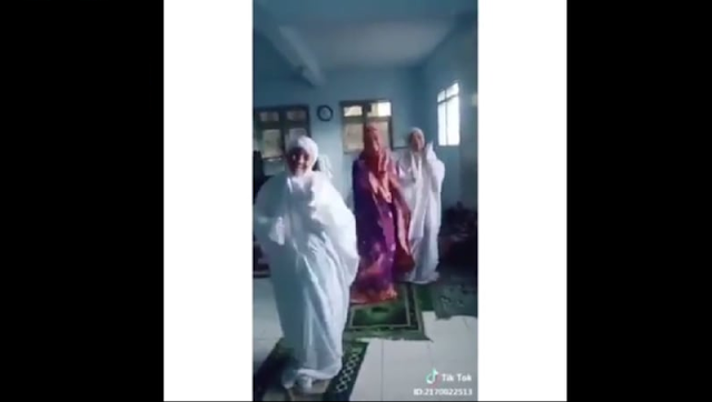 Bukti Kurangnya Pendidikan Agama, 3 Perempuan Joget dengan Tik Tok Saat Shalat