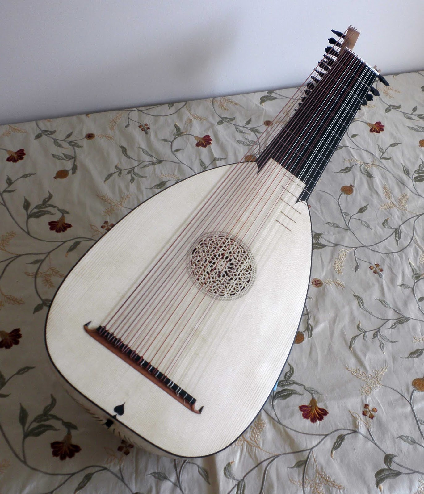 Buying a Lute: Baroque lutes Buying a Lute: Baroque lutes