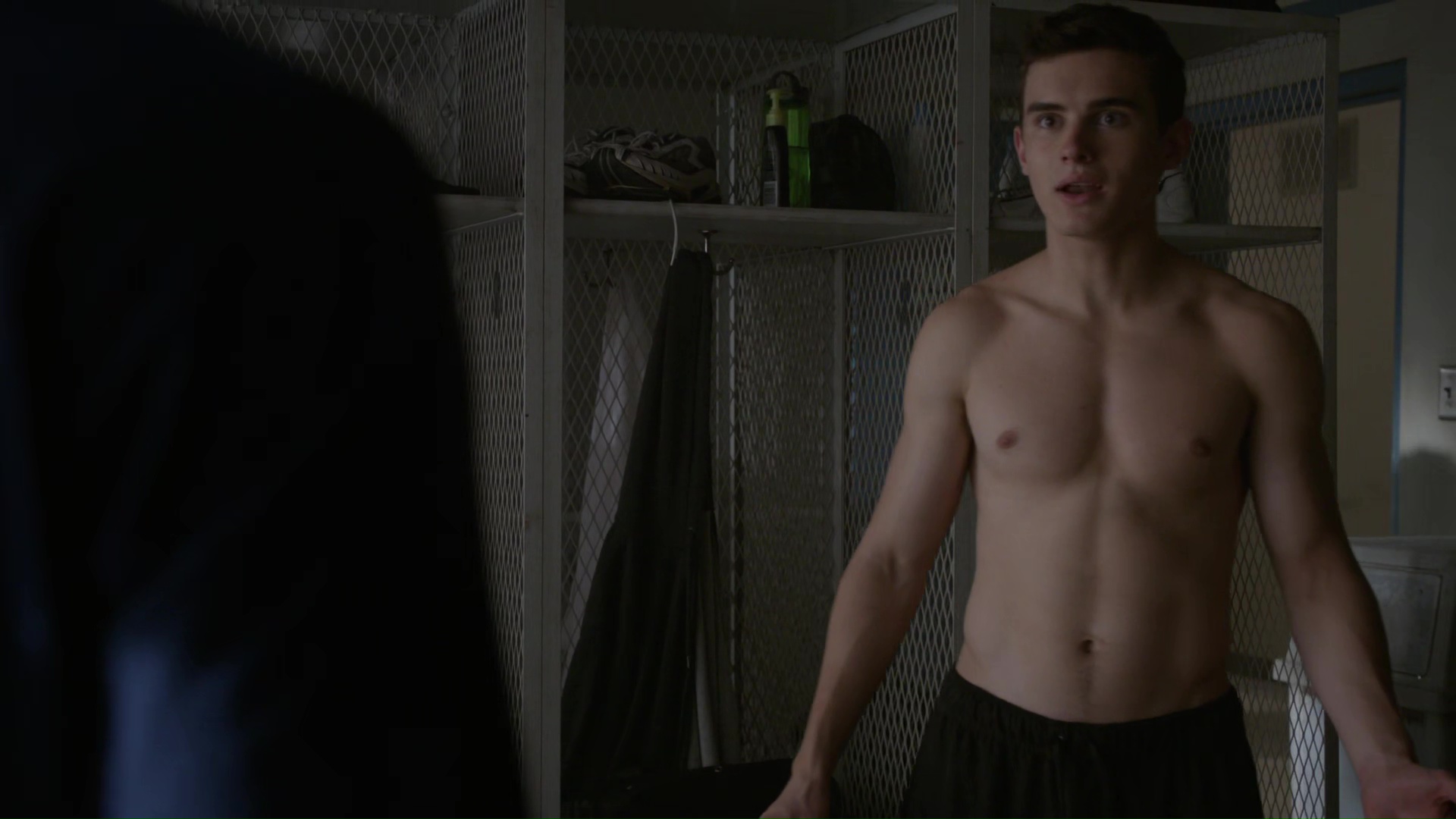 Michael Johnston shirtless in Teen Wolf 5-13 "Codominance" .