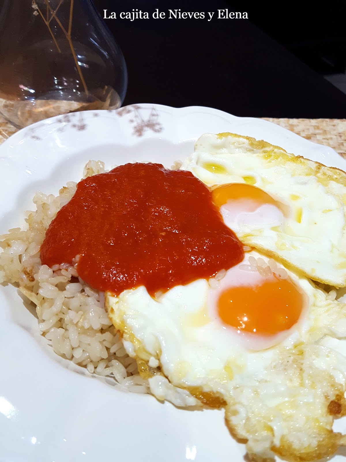 Arroz con tomate y huevos fritos