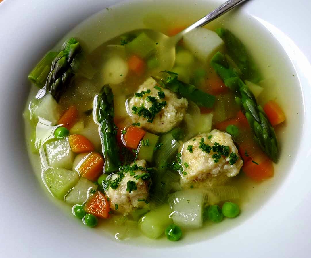 Grüne Suppe und essen beim Italiener