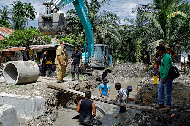 Wabup Asahan Tinjau Normalisasi Saluran Air dan Pemasangan Bis Beton Parit Rodi di Desa Subur Air Joman Wabup Asahan Tinjau Normalisasi Saluran Air dan Pemasangan Bis Beton Parit Rodi di Desa Subur Air Joman