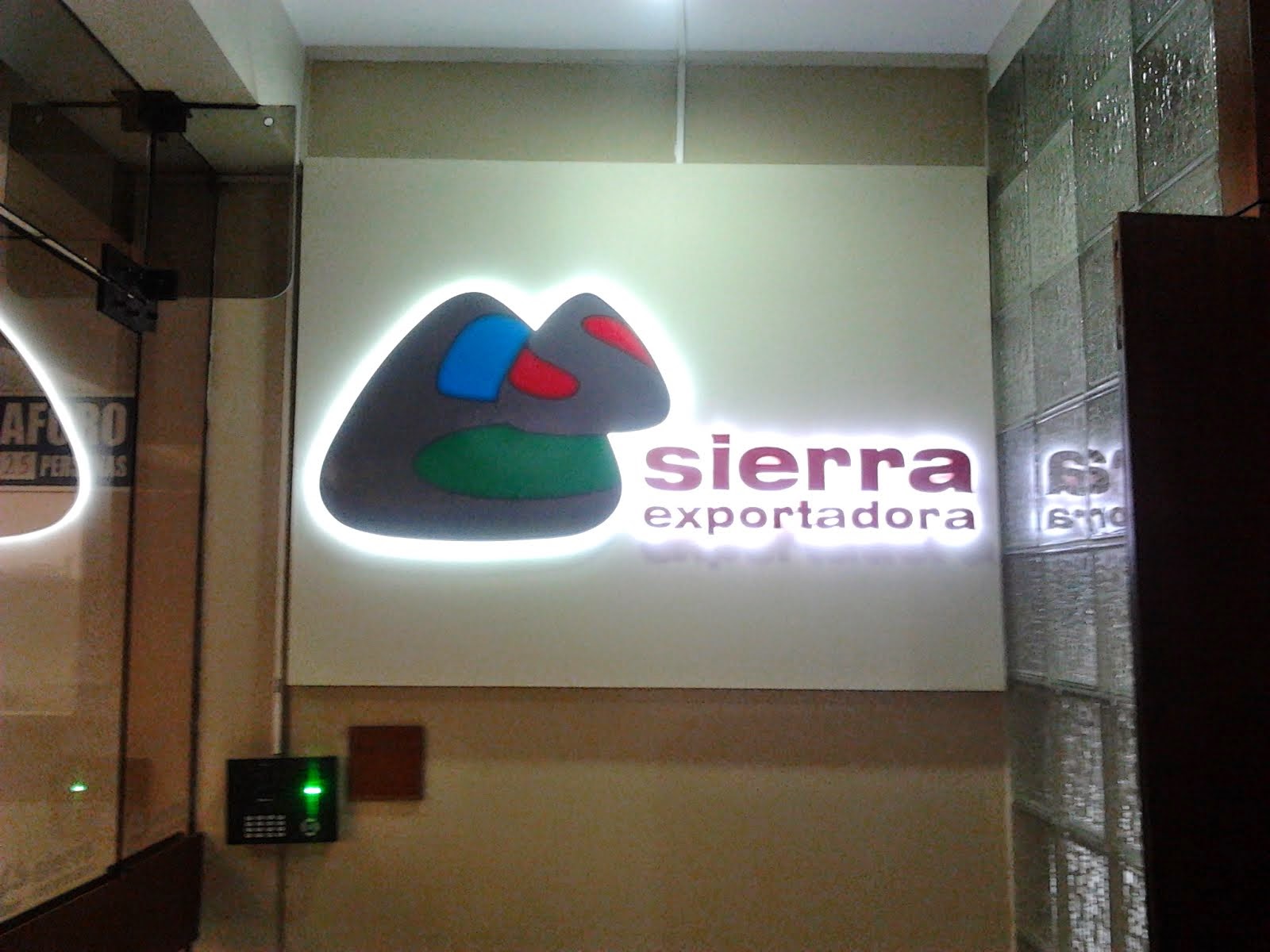 SIERRA EXPORTADORA LETRERO RETROILUMINADO