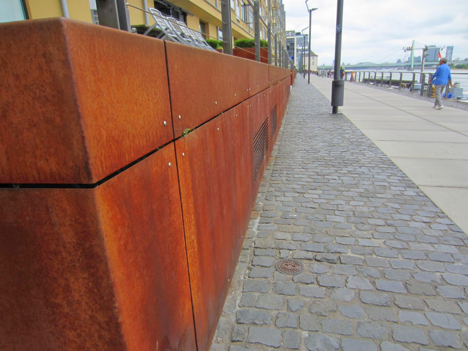 FRÖBEL METALLBAU Cortenstahl PATINAX Rostflecken auf den Bodenbelag