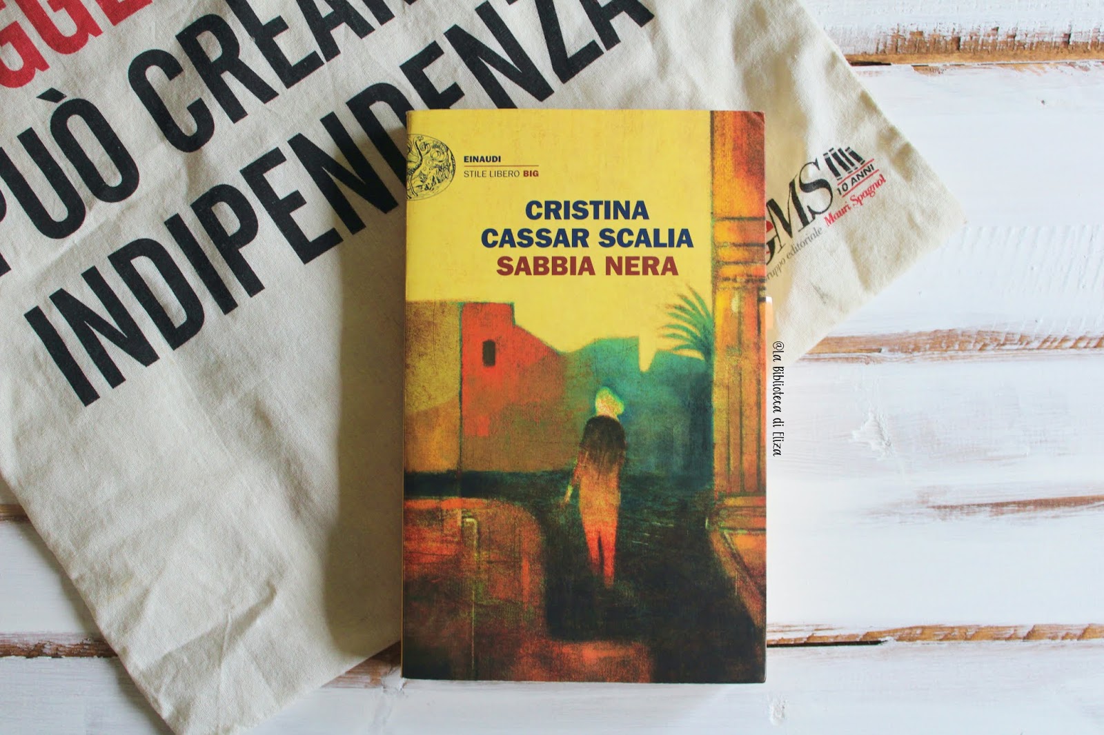 Recensione: Sabbia nera - Cristina Cassar Scalia - La Biblioteca