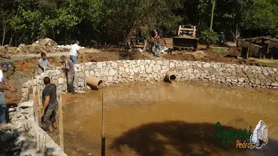 Bizzarri, da Bizzarri Pedras, trabalhando na construção do lago em Cotia-SP onde estamos fazendo o muro de pedra em volta do lago para evitar o assoreamento do lago que esta desbarrancando. 24 de abril de 2017.