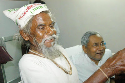Karmveer Hammerman, AnjNewsMedia, World Recordi Hammer Man Shivu Mistry, कर्मवीर हैमरमैन, Hammer Man, hathaura purush, Karmveer Hammer man