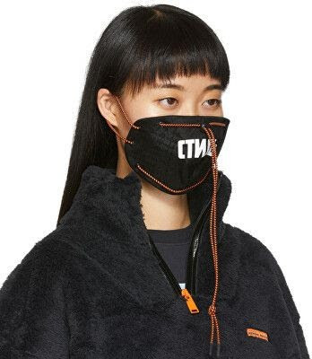 O uso das máscaras de proteção facial entra no cotidiano e na moda