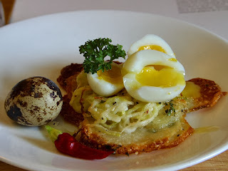فوائد بيض السمان Potato_galettes_with_quail_eggs